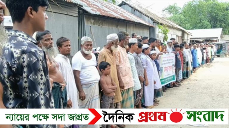 ঝিনাইগাতীতে সেনা সদস্য ও তার পরিবারের বিরুদ্ধে এলাকাবাসীদের মানববন্ধন