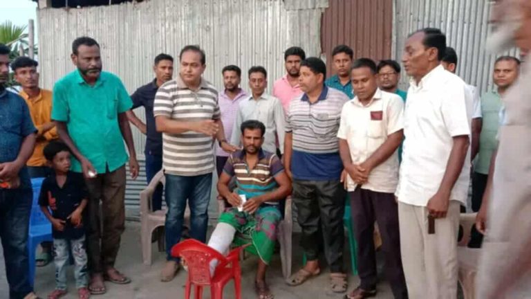 অসুস্থ শ্রমিক দলের নেতার পাশে ইঞ্জিনিয়ার শাহরিন ইসলাম চৌধুরী তুহিন