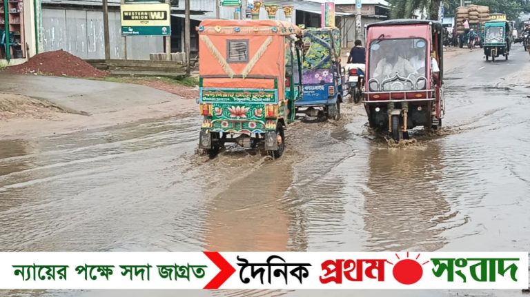 সামান্য বৃষ্টিতেই হাঁটু পানি, দুর্ভোগে ঝিনাইগাতীর পথচারীরা
