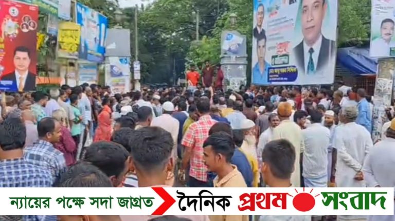 শেরপুরে আওয়ামী লীগ নেতা চন্দন পালের জামিনের প্রতিবাদে ডিসি গেইট অবরোধ করে বিক্ষোভ