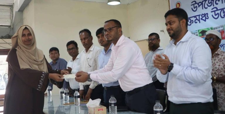তারাকান্দায় শিক্ষার্থীদের সঙ্গে মতবিনিময়, মুক্তমঞ্চ উদ্বোধন; মেধাবীদের সহায়তা ও ভিক্ষুকদের পুনর্বাসন উপকরণ বিতরণ