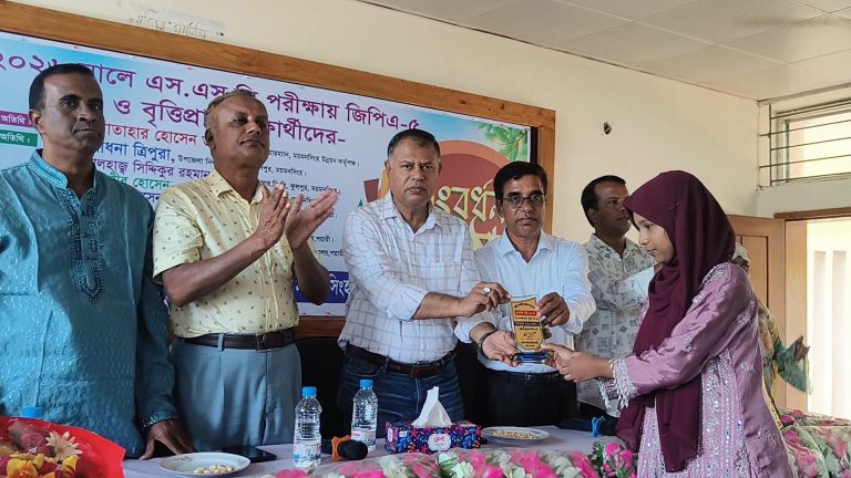ফুলপুরে এসএসসি পরীক্ষায় জিপিএ-৫ প্রাপ্ত ও কৃতি শিক্ষার্থীদের সংবর্ধনা